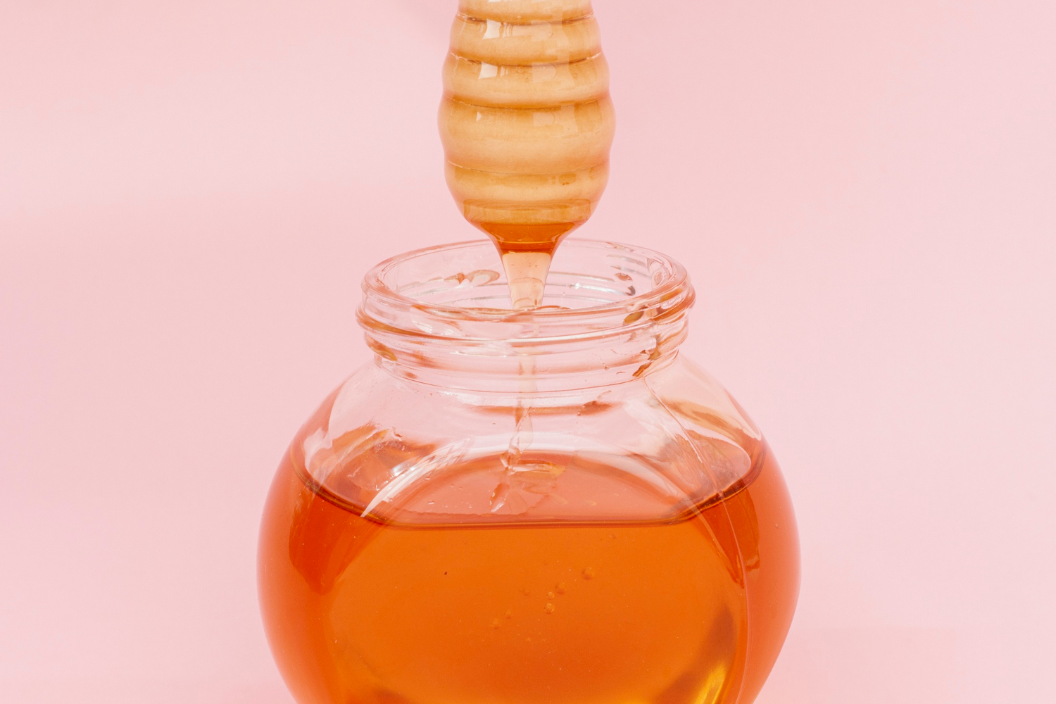 Close-up jar rempli de miel fait maison