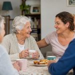 Hébergement senior : une personne âgée partage un moment convivial autour d'un thé avec son accueillant familial.