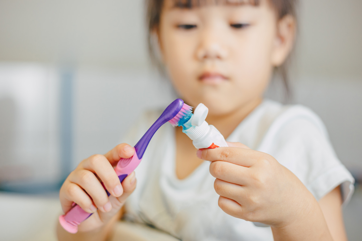 Petits enfants à l'aide d'une brosse à dents pour se brosser les dents